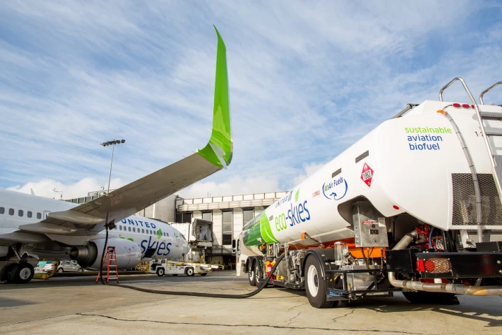 United Airlines has signed a deal with biofuel maker AltaAir Paramount to supply 15 million gallons of biofuel over three years