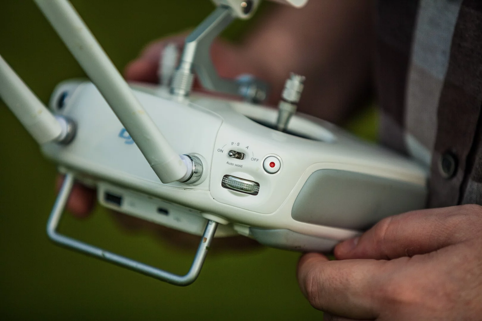 Phantom 4 controller is almost identical to the one on the Phantom 3, but that mode switch now has an S for Sport mode