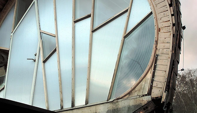 Glass shapes give the home a natural and organic feel