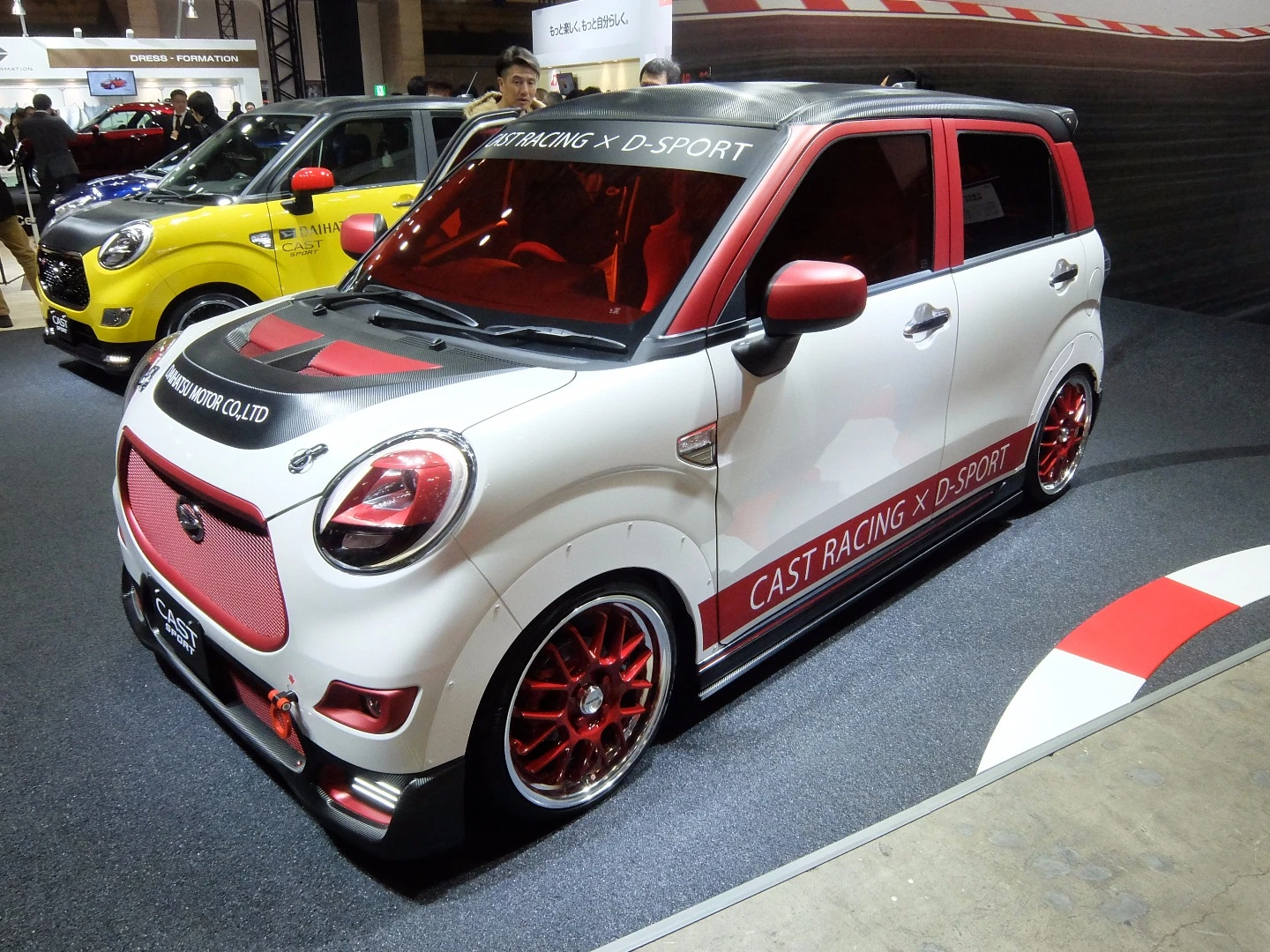 On the other end of the scale, the CAST SPORT RACE has a lowered ride height and racing tires