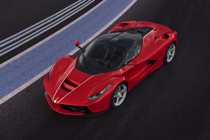 The 500th and last La Ferrari is set apart by special livery, including Italian flags front and rear, and a white pinstripe running down the bonnet