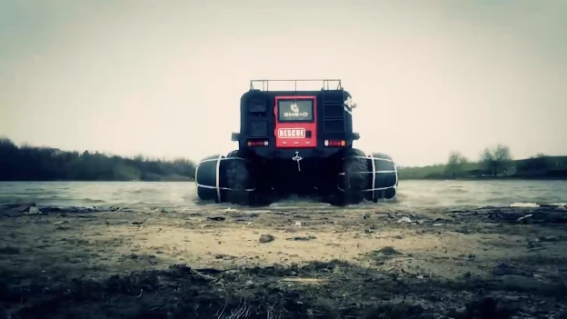 The available pneumatic wheel pillows allow the Rescue to float and swim through the water