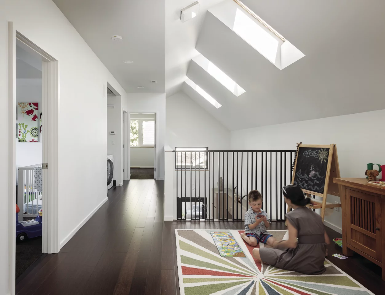 The three-story house has a total floor space of 251 sq m (2,710 sq ft), which includes four bedrooms, three bathrooms, a large double-vaulted kitchen, a kids play area, and living and dining areas (Photo: Aaron Leitz)