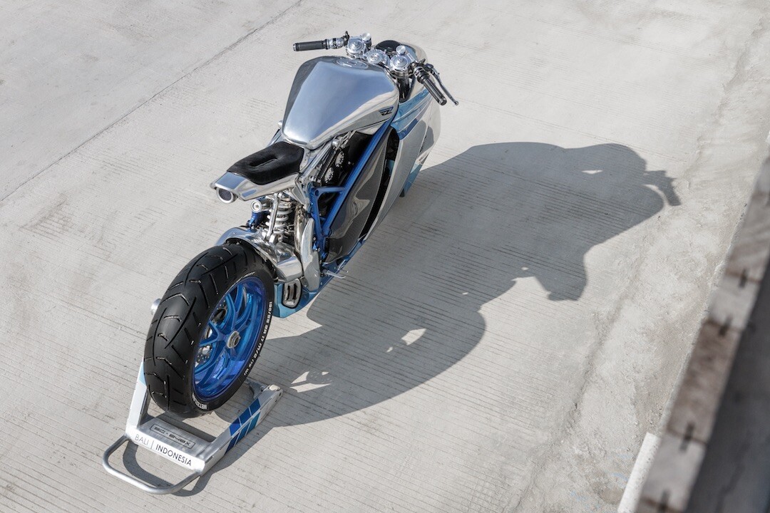 Smoked Garage Project XG-848X: custom frame and tank