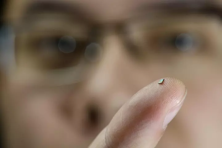 The tiny temperature sensor on the finger of PhD-student Hao Gao