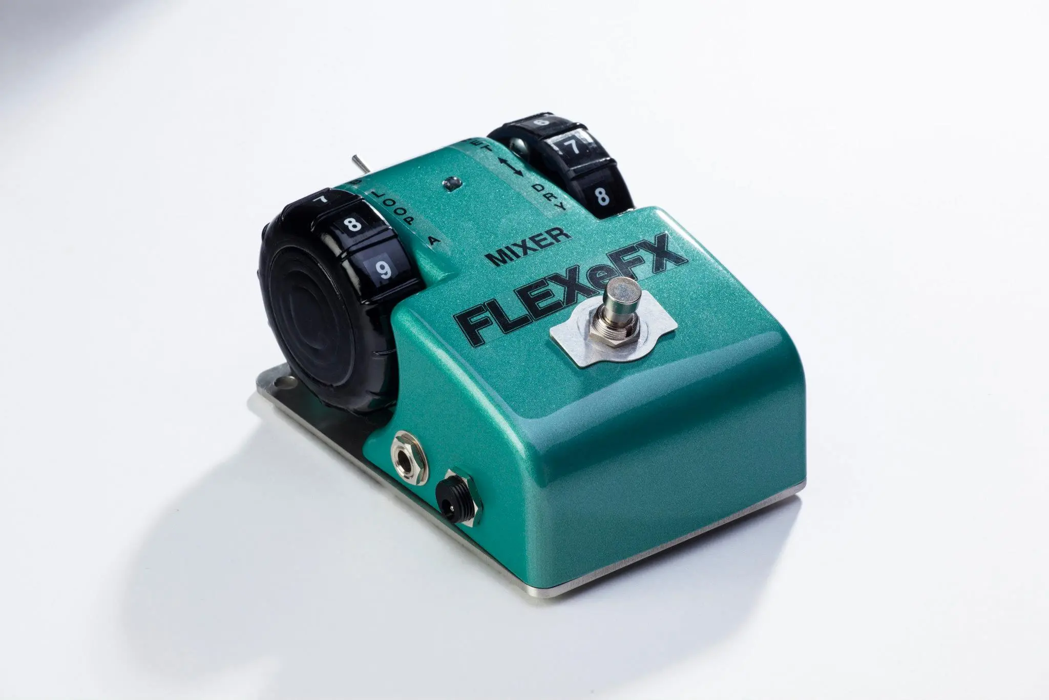 The left wheel of the Mixer pedal mixes the loops in parallel, while the right mixes the effects and amplifier signals