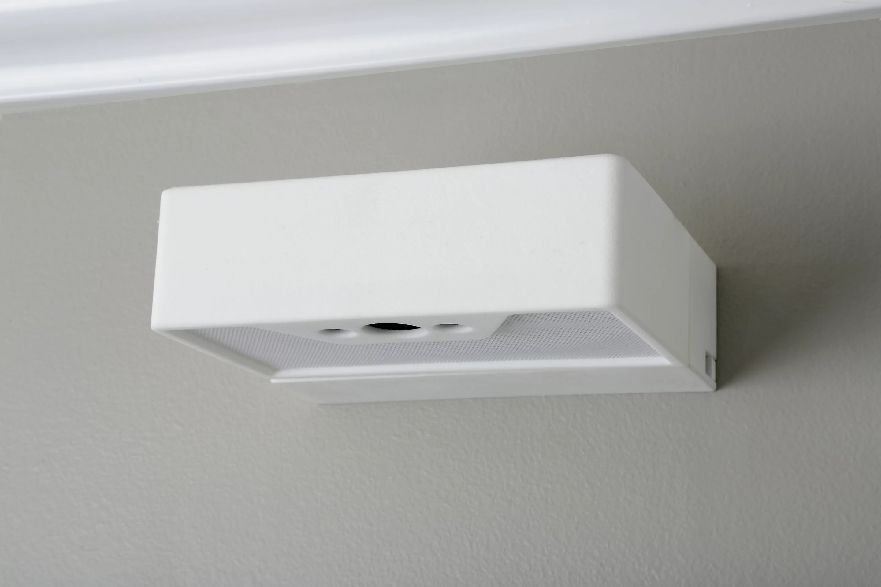 A parametric speaker is also used to deliver sounds to the user in a narrowly focused ultrasonic waves (Photo: Lucera Labs)