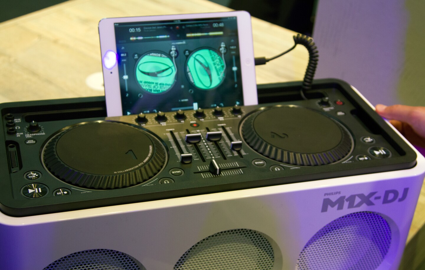 Philips unveils M1XDJ Sound System for iPad