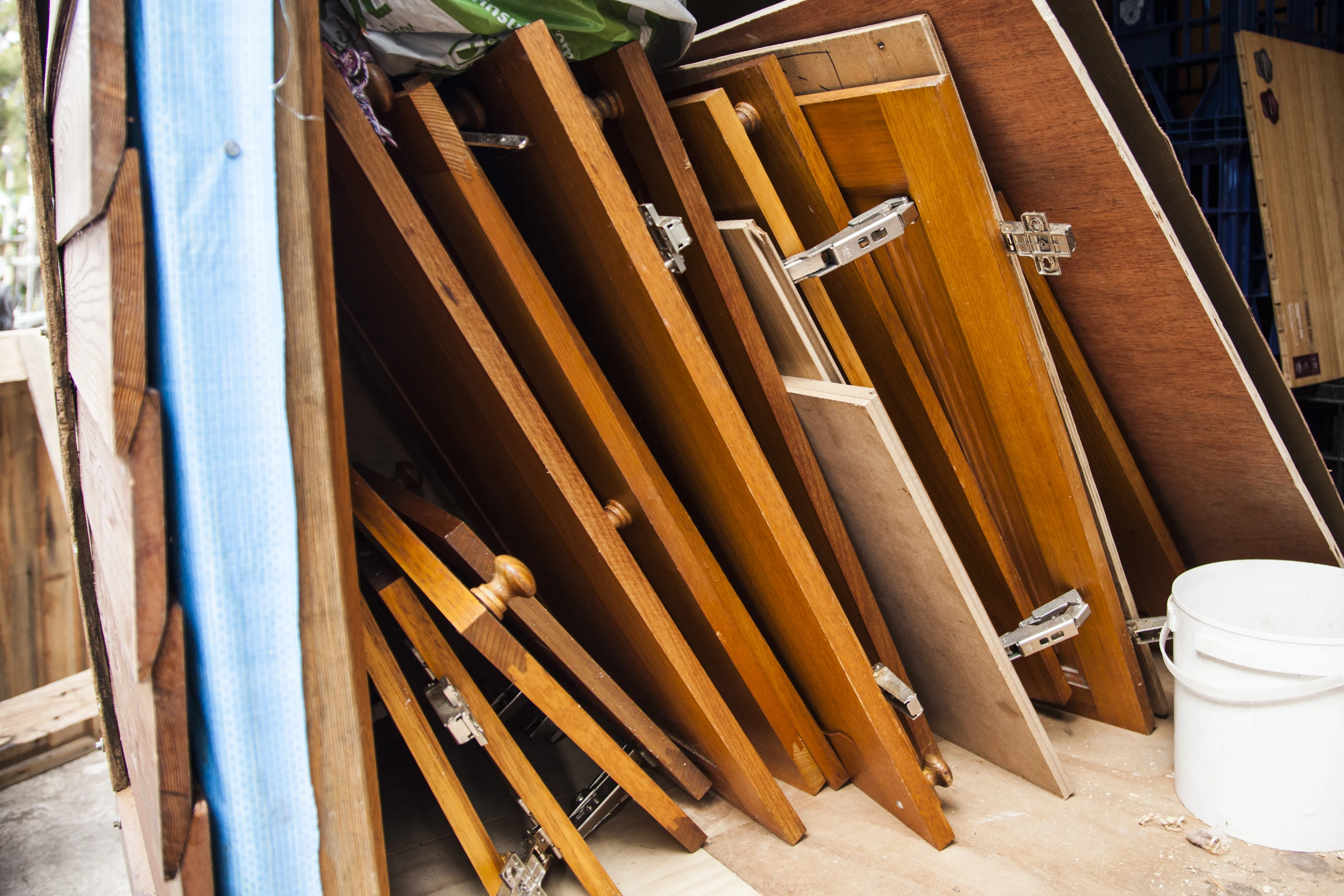 The internal walls are lined with plywood sheeting and flooring sample boards (Photo: Alicia Fox Photography)