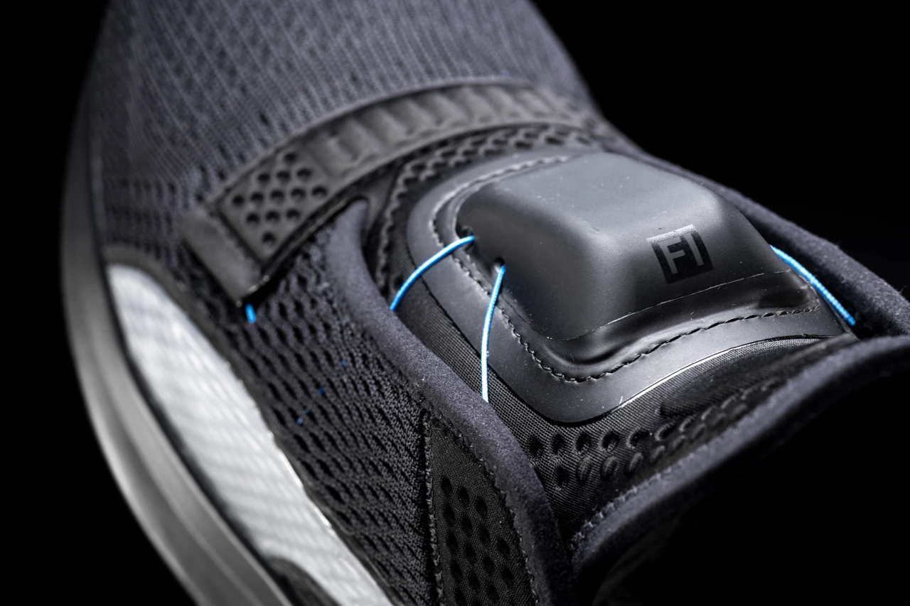 Fi incorporates cables that run through the shoe's upper, and that also go through an electronic module on the shoe's tongue