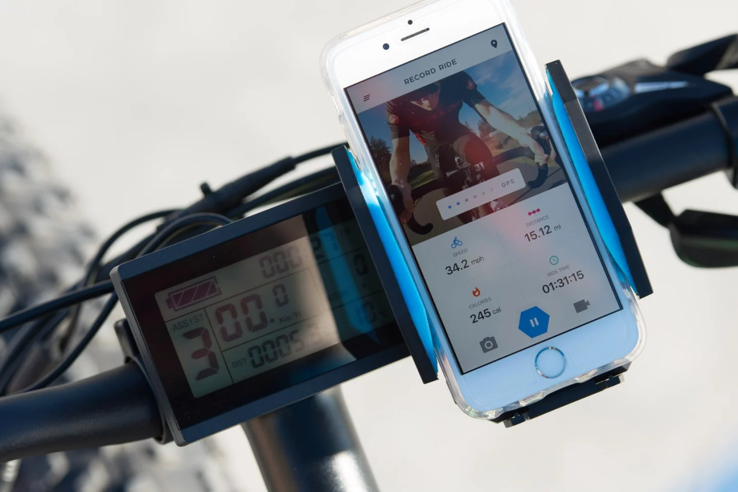 The Hexagon's back-facing 1080p/30fps HD camera uses Wi-Fi to transmit real-time video to a display on the user's handlebar-mounted smartphone