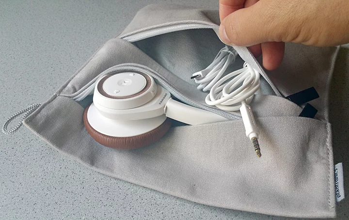The Plantronics BackBeat Sense carrying case features two pockets lined with fuzzy goodness