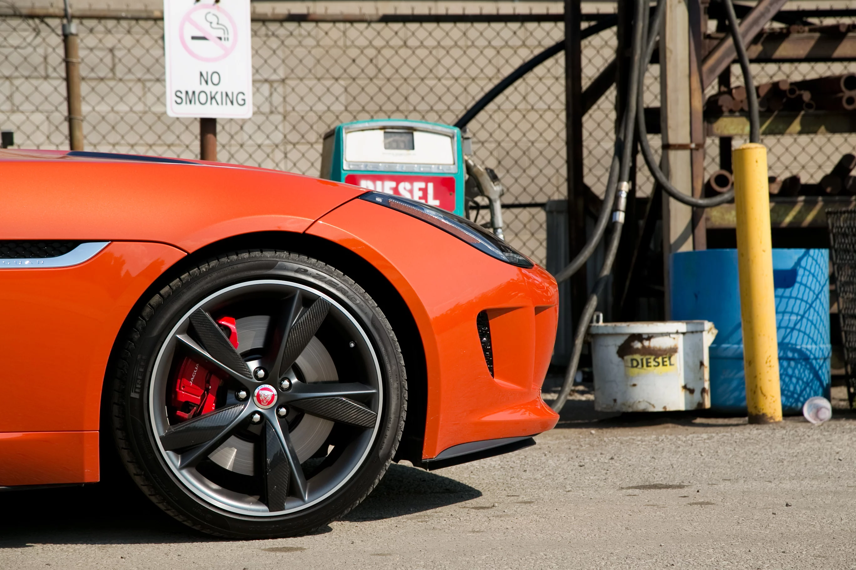 Sticky P-Zero tires ensure the grippy cat stays stuck to the road (Image: Angus MacKenzie/Gizmag.com)
