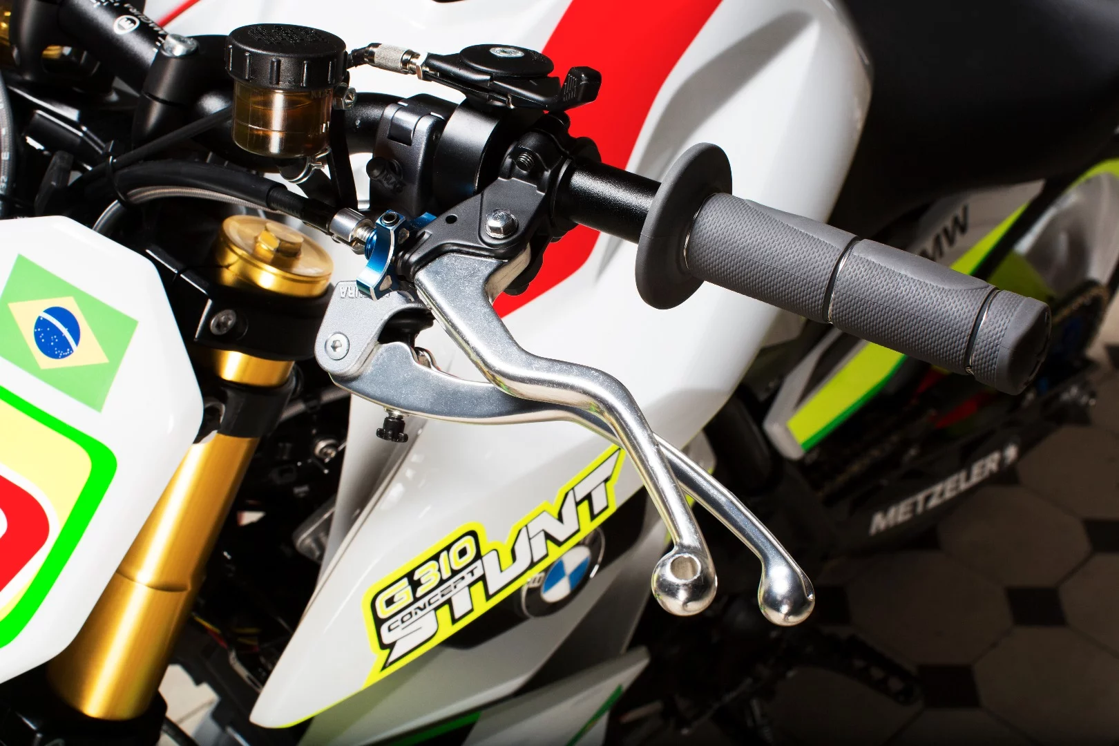 BMW Concept Stunt G 310: additional lever on the left bar controls the second rear brake caliper