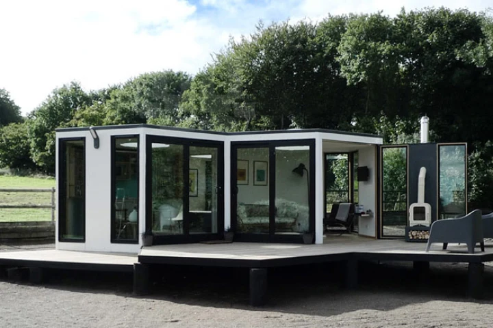 Taking inspiration from a bee's honeycomb, the Hivehaus is comprised of as many or as few cells as the owner desires