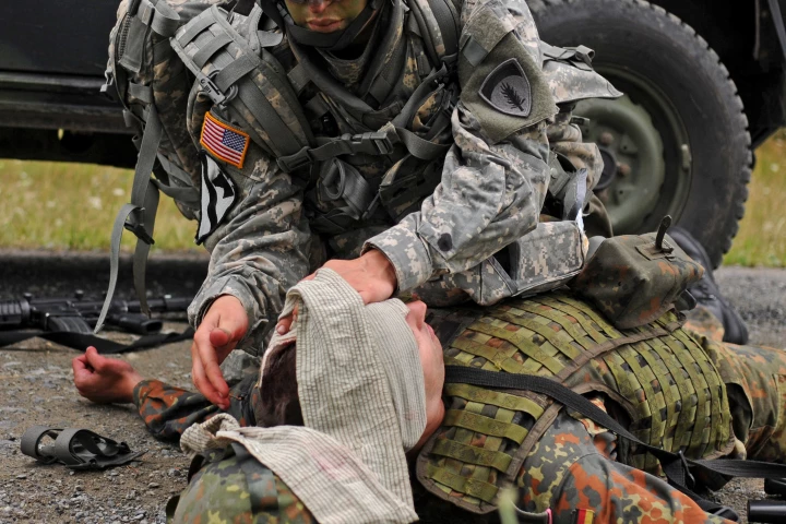 A new adhesive gel could keep injured soldiers from losing their vision (Photo: Aiding our Allies)