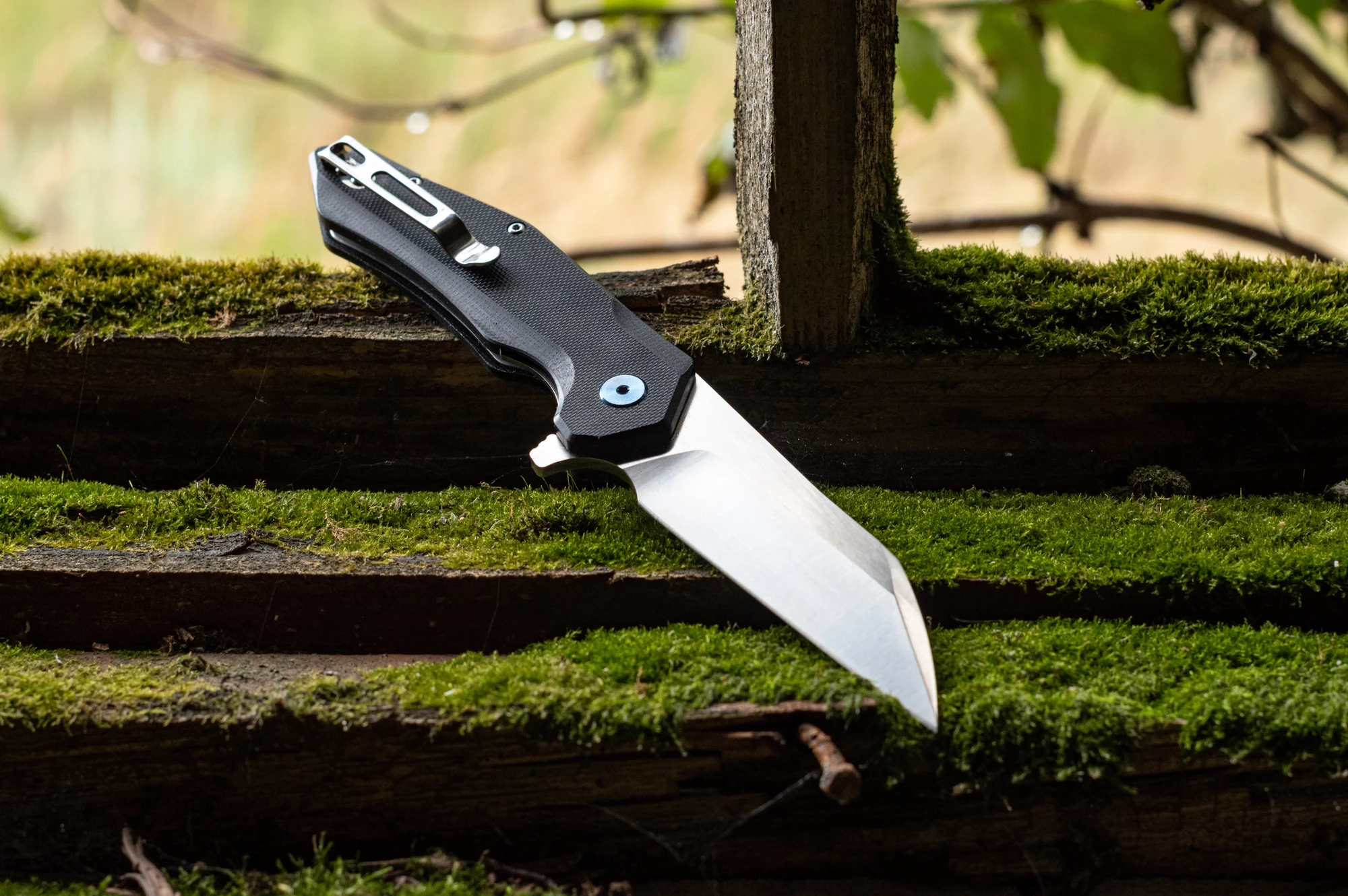 The Peak Spec Ghostclip looks to sidestep the discomfort of traditional pocket clips like this one