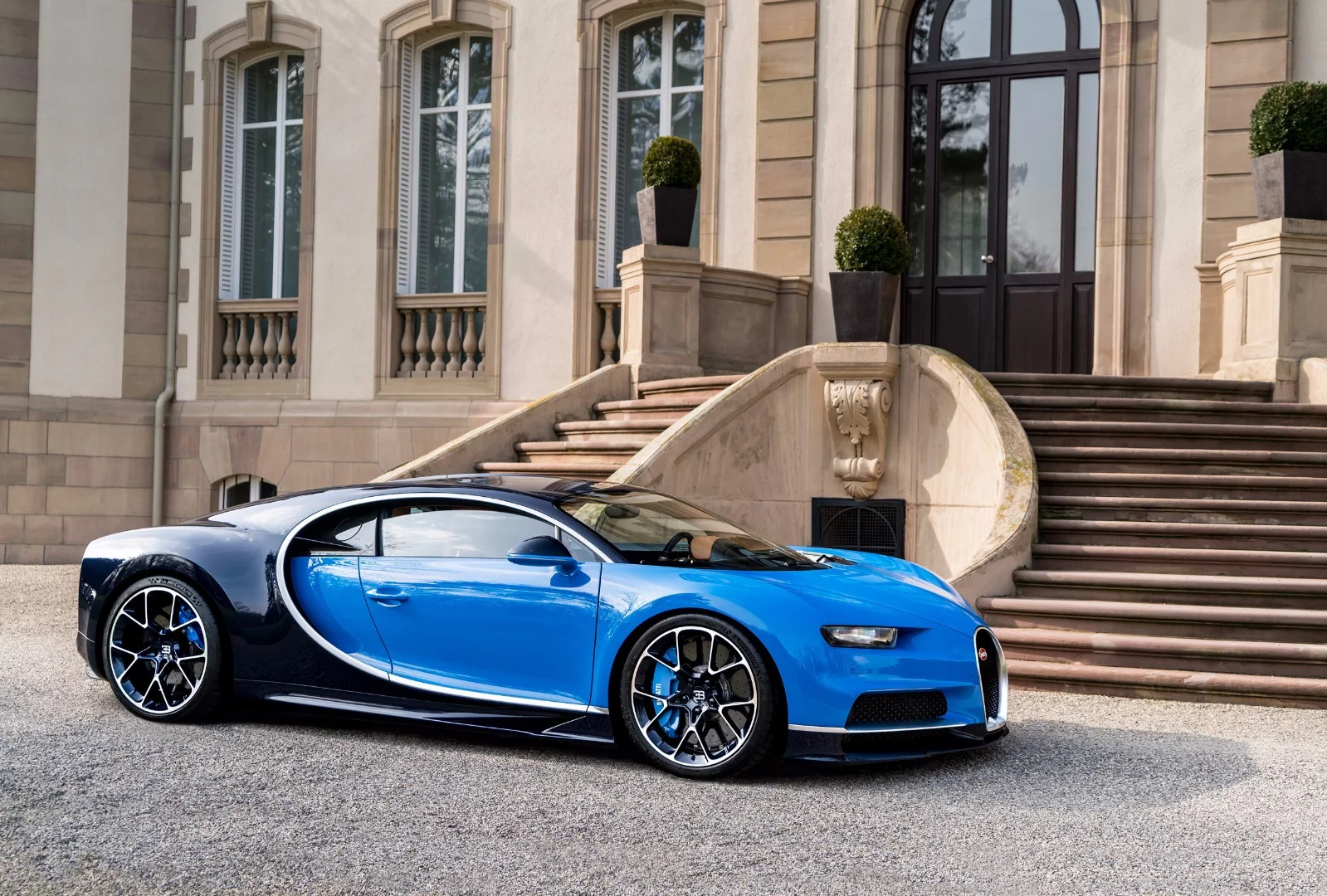 The Bugatti Chiron features a full list of new exterior and interior elements