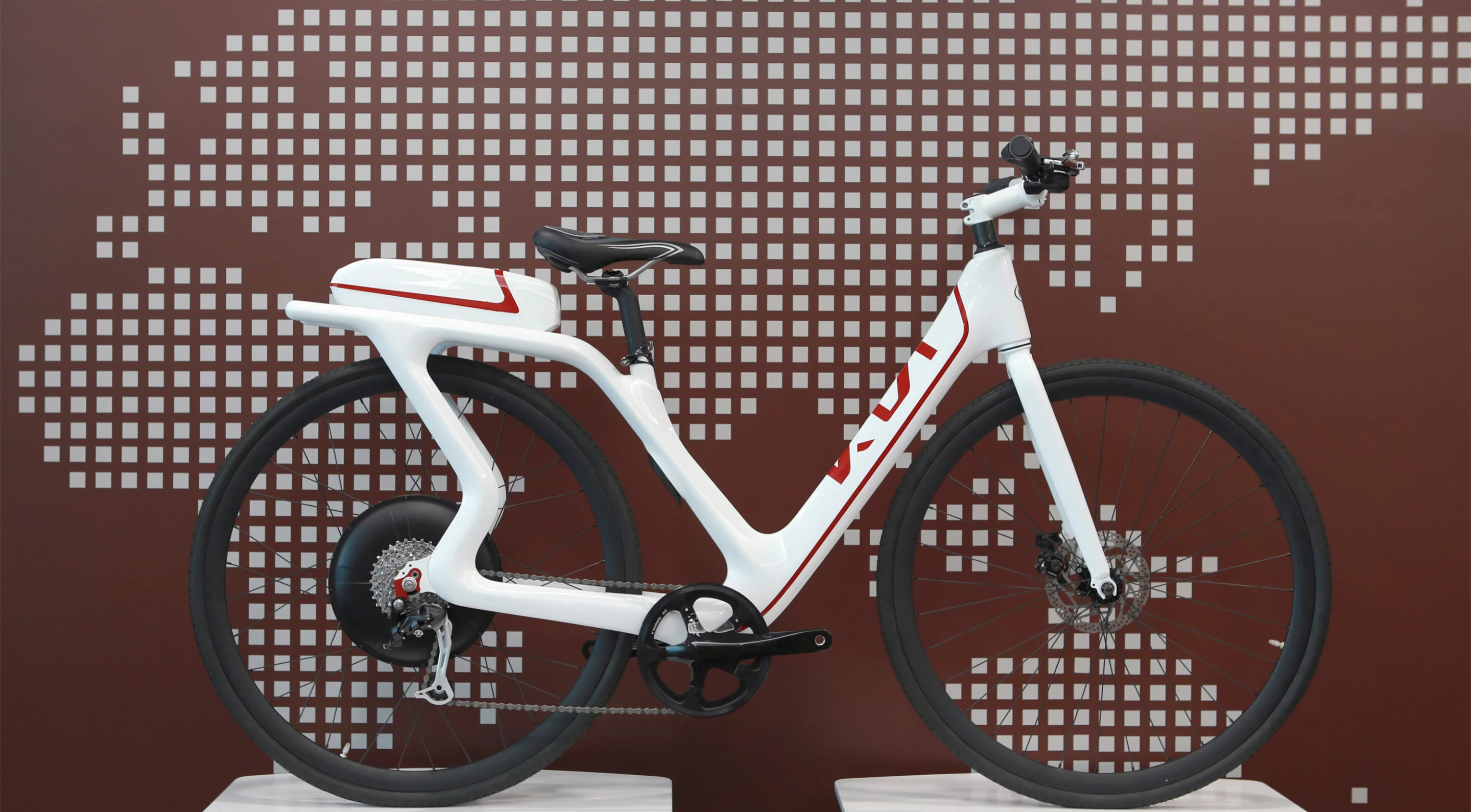 The KEB City has a step-through frame, rear-mounted battery, 28-inch wheels and mud-flaps
