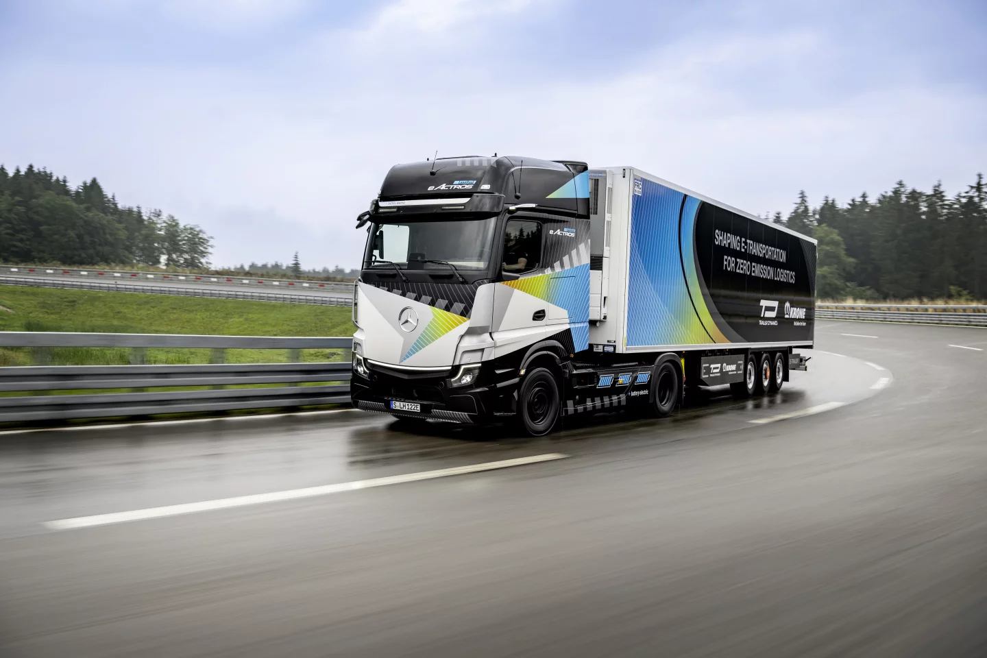 The eActros LongHaul concept prototype previews the design language of the 2024 series-production model