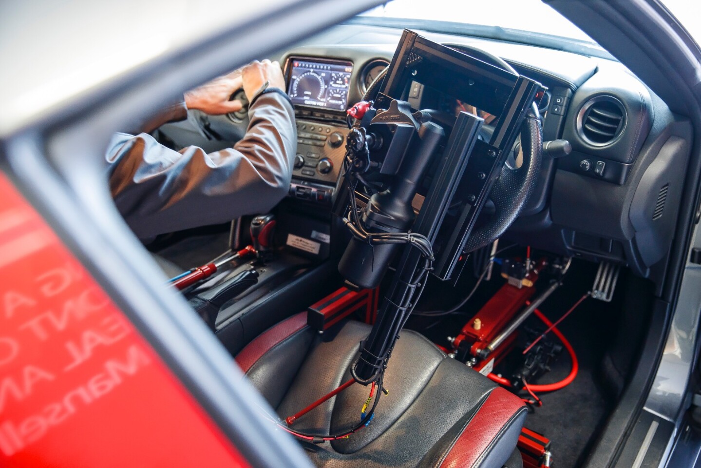 Modifications to the GT-R /C included four robots operating the steering, transmission, brakes and throttle