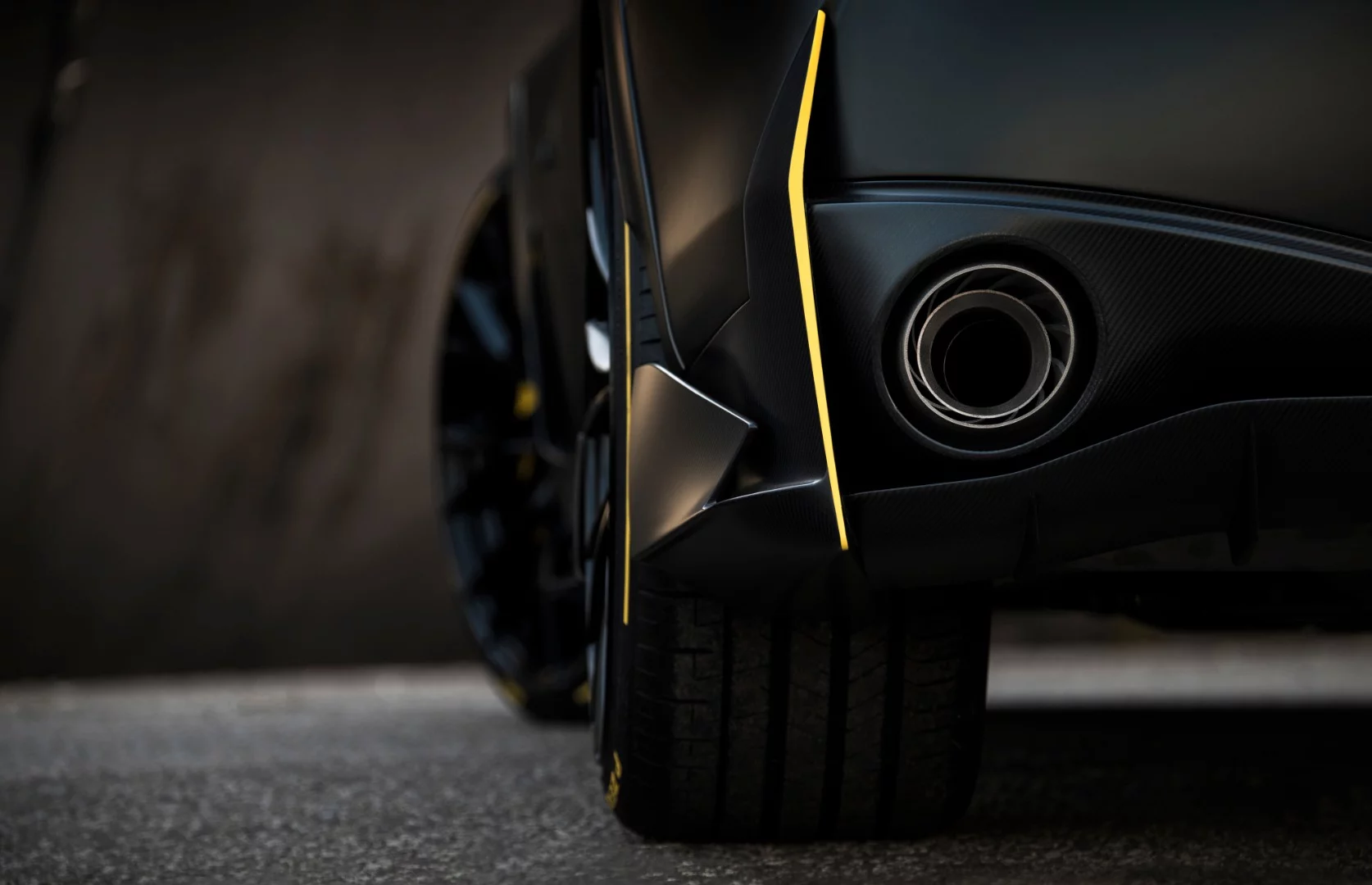 21-in forged aluminum wheels - 275/30 R21 at the front, 295/30 R21 at the rear