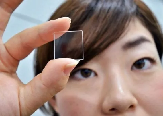 Hitachi's prototype quartz glass memory device (Photo: AFP/Yoshikazu TSUNO)