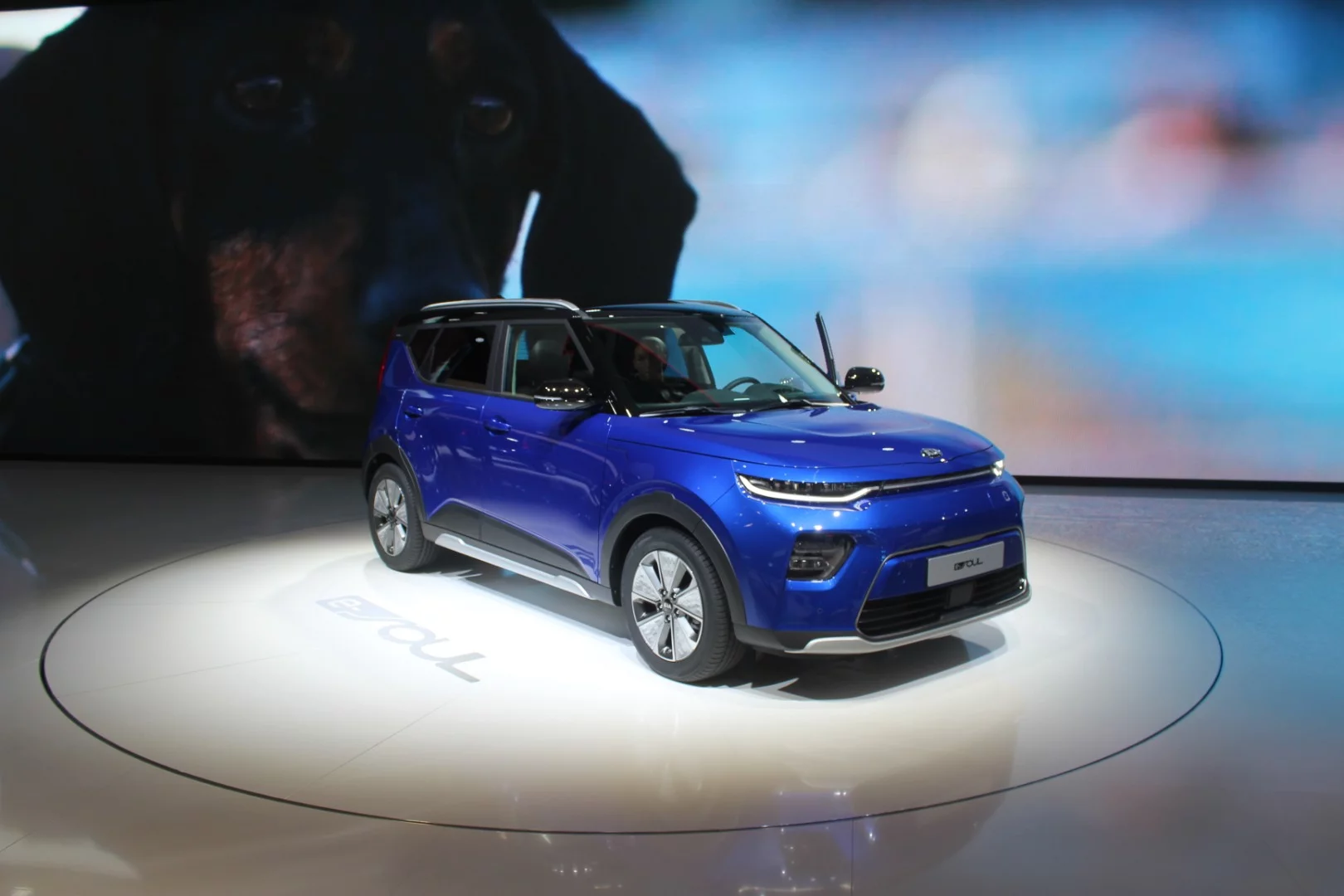Kia announced two new e-Soul EVs, one with a 39.2-kWh battery and 100-kW motor, and a quicker one with a 54-kWh battery and 150-kW motor