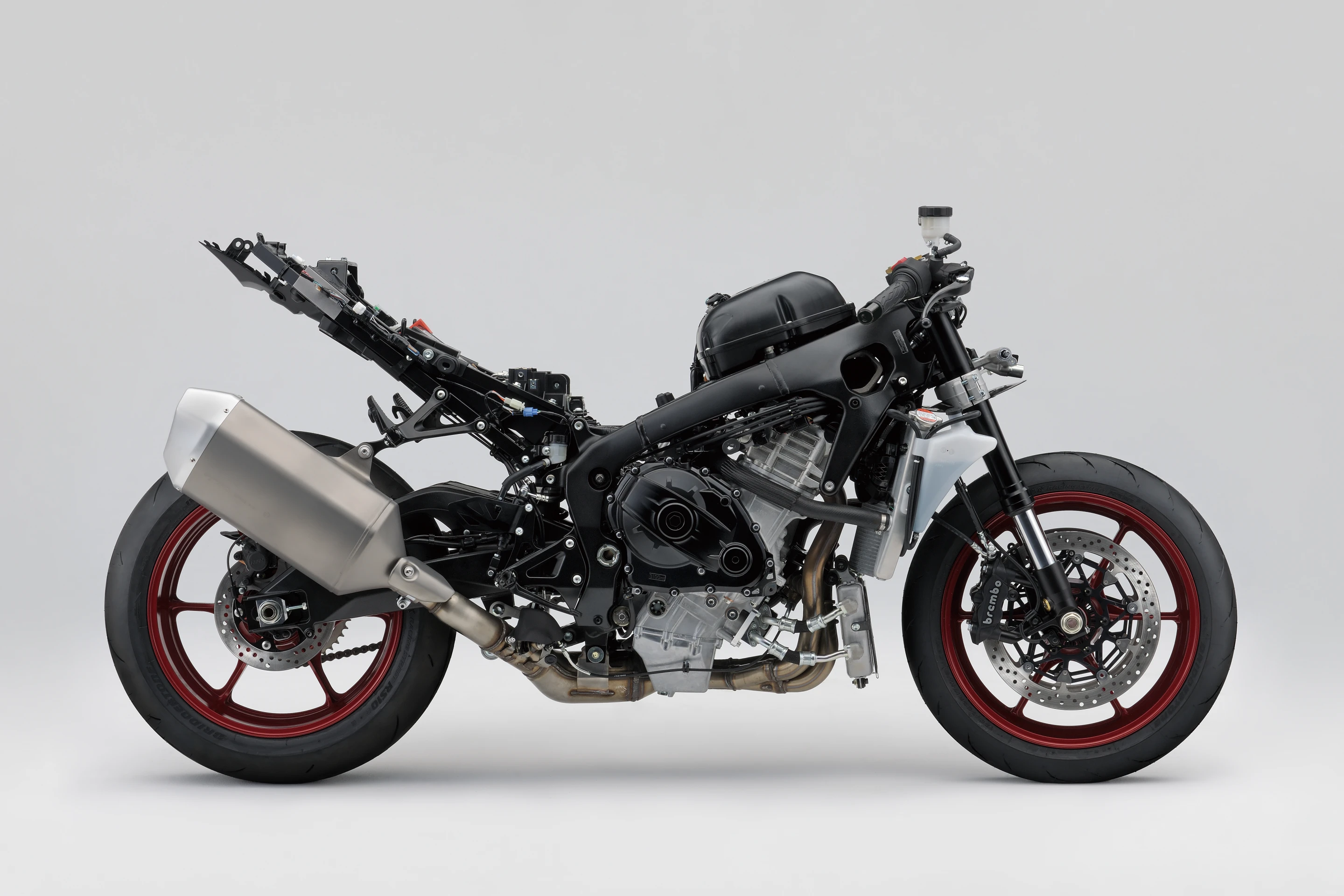The 2017 Suzuki GSX-R1000/R sports new, lighter and more compact frame, subframe and swingarm, all made from aluminium