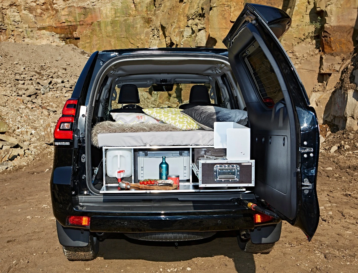 Ququq doesn't get too fancy with its equipment, relying on inexpensive solutions like dual water jugs and a removable camping stove rather than more complex, hard-wired equipment