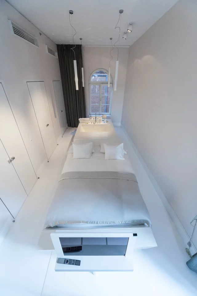 Blow Up Hall: white room interior (Photo: Loz Blain/gizmag.com)