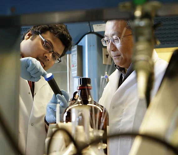 Vismadeb Mazumder (left) and chemistry professor Shouheng Sun, of Brown University (Image: Mike Cohea, Brown University)