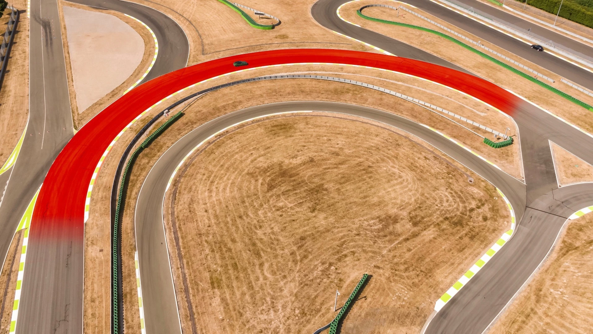 The "Parabolica" is a 180-degree bend that has been transferred from Monza to Leipzig. You can drive through this bend with an almost constant steering angle, but it demands a lot from both the car and driver alike. "This bend never ends; once you get in, it feels like you will never come out the other end," says Tilke. Drivers must be prepared for high cornering speeds and strong lateral acceleration