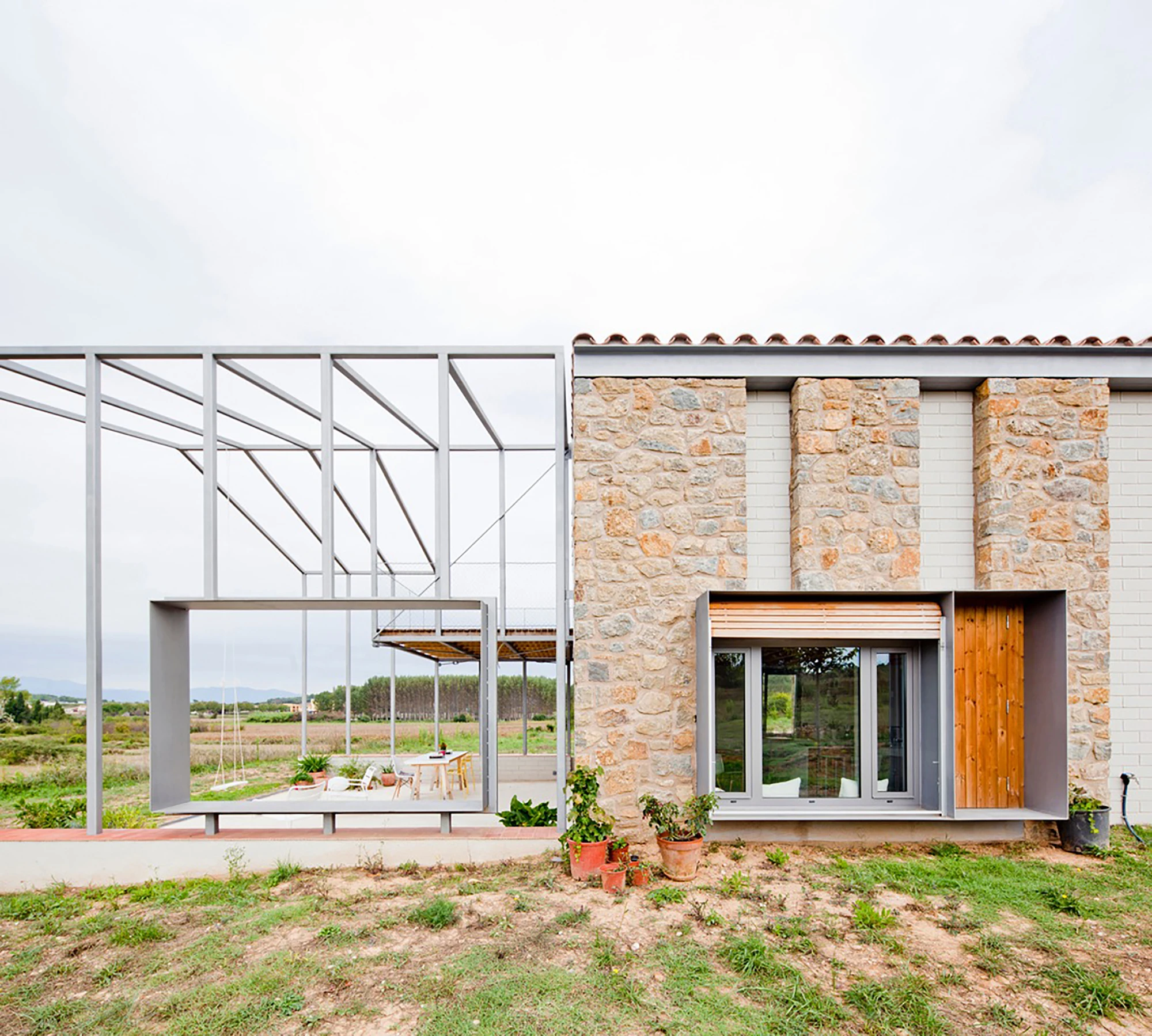 Surprisingly, the home features no solar panels for electricity production (Photo: Anna & Eugeni Bach)