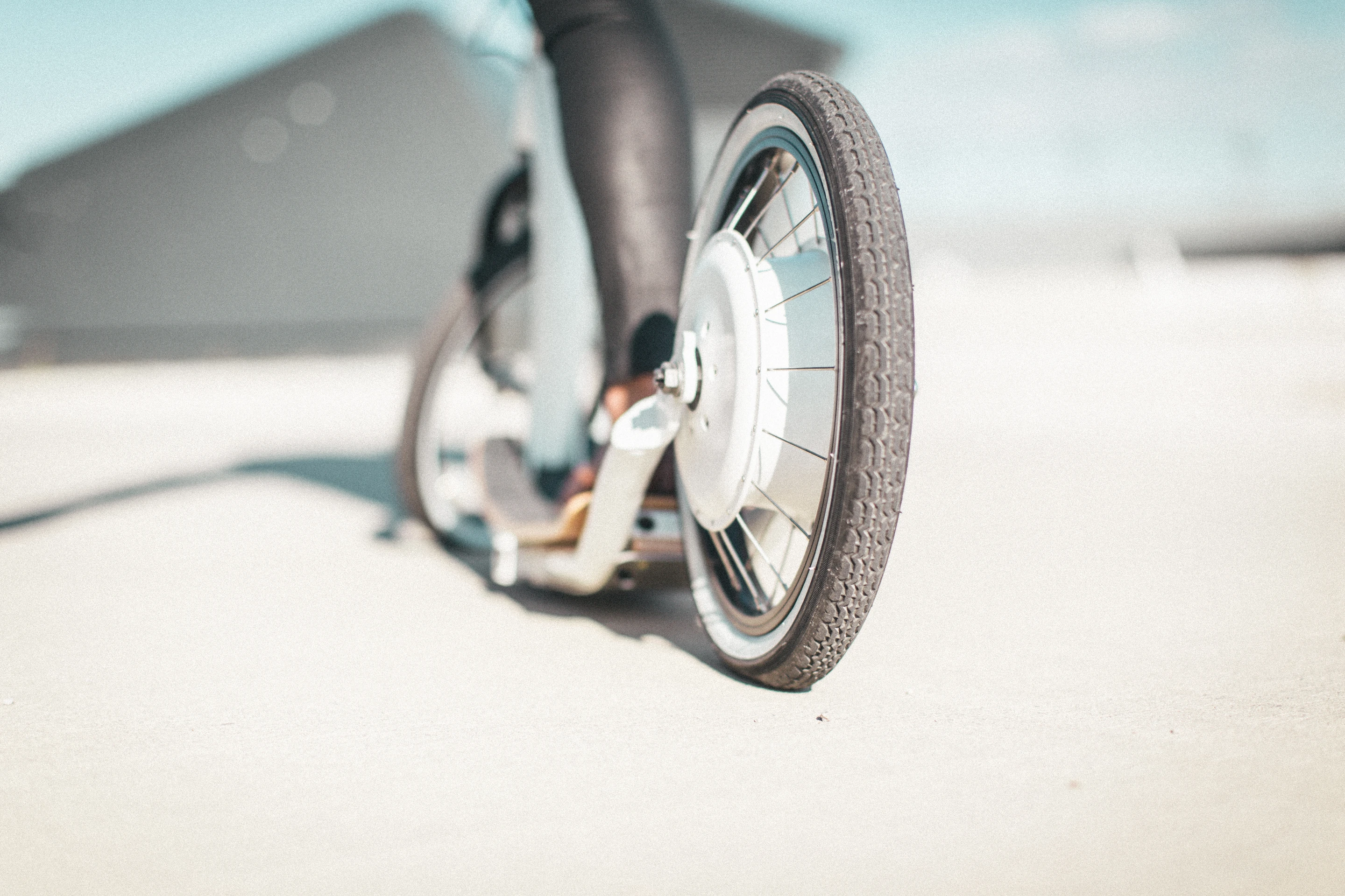 The Smart Ped's kick-assist comes courtesy of a 250 W all-in-one electric motor, based on FlyKly's Smart Wheel tech, and a 29.6 V Li-Ion battery pack