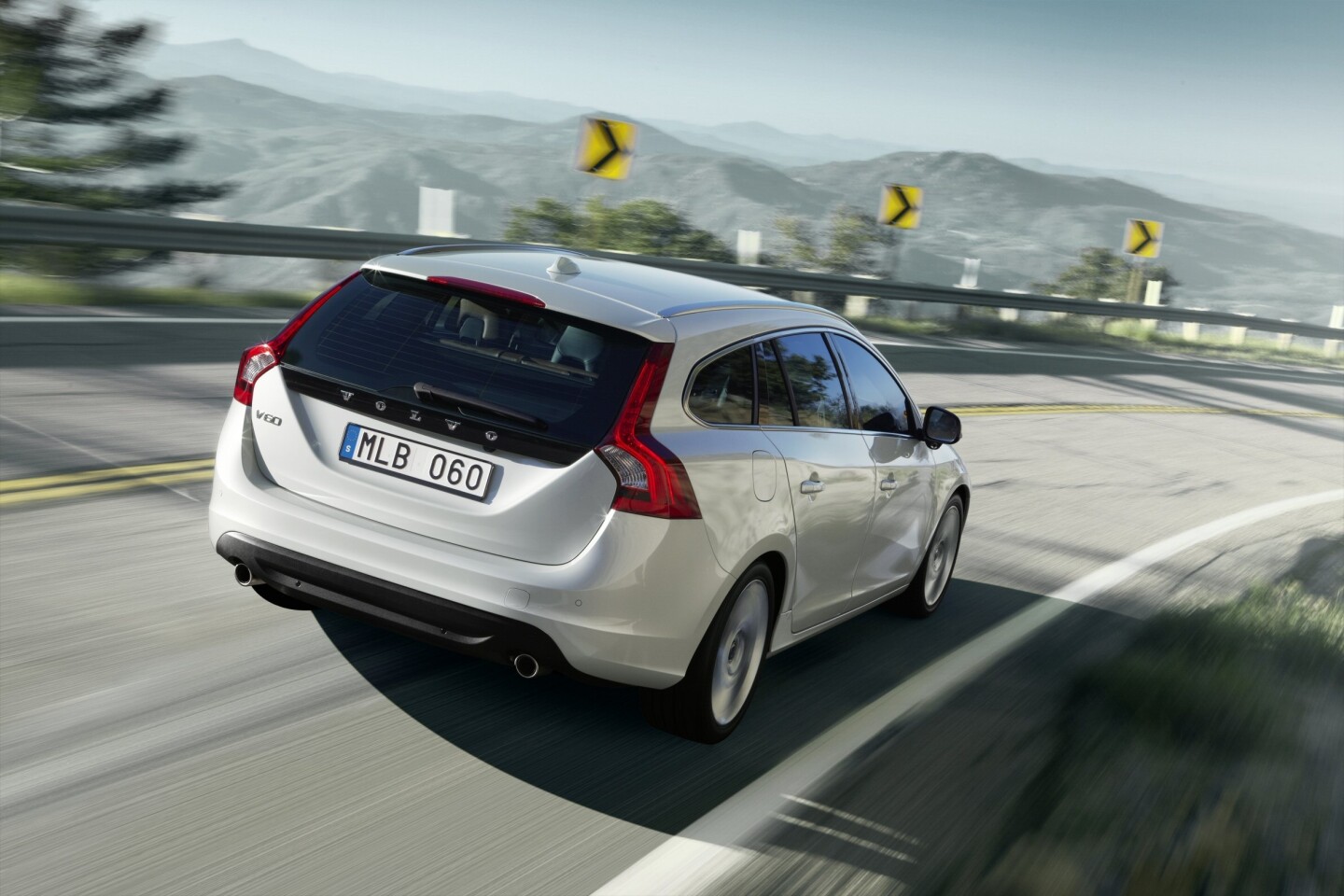 Volvo S 124 Mpg V60 Plug In Hybrid Diesel To Debut In Geneva