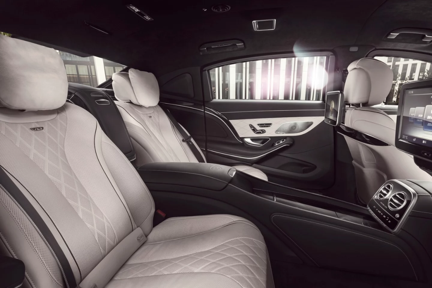 The S 600 Guard is 5,453 mm (215 in) long, giving rear passengers plenty of legroom