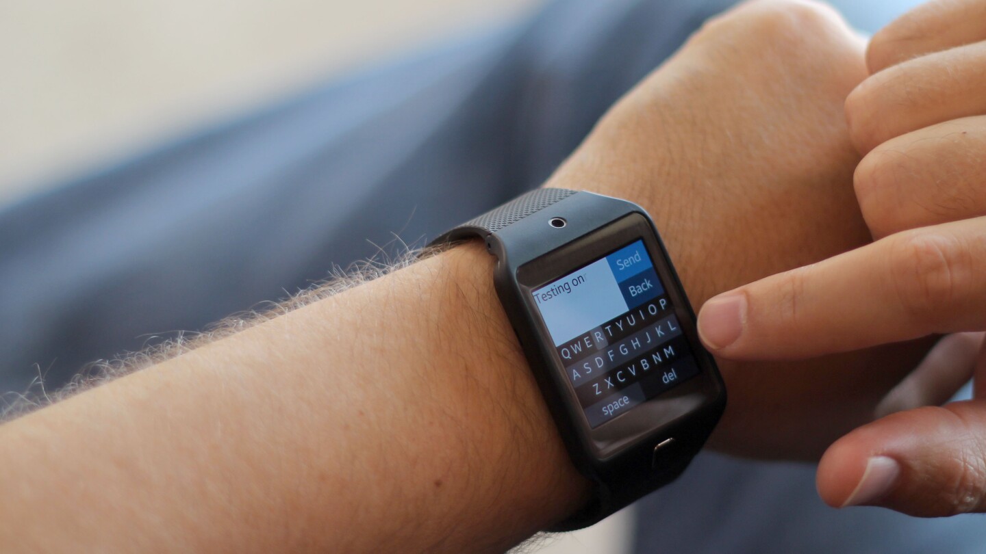 The Fleksy keyboard messaging app is the Gear's killer app (Photo: Will Shanklin/Gizmag.com)