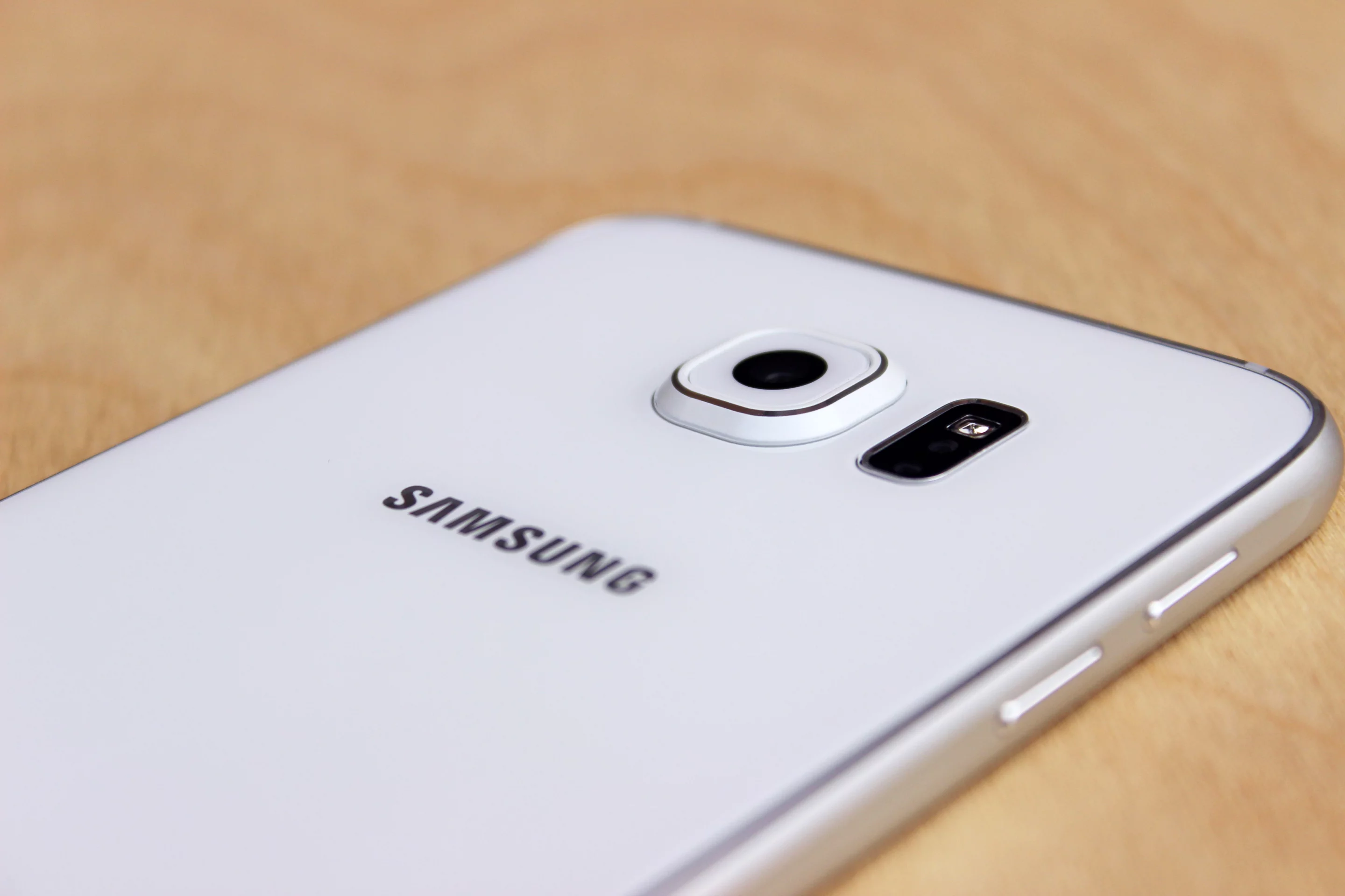 Like several other big-name flagships, the GS6's camera protrudes a bit from its back (Photo: Will Shanklin/Gizmag.com)