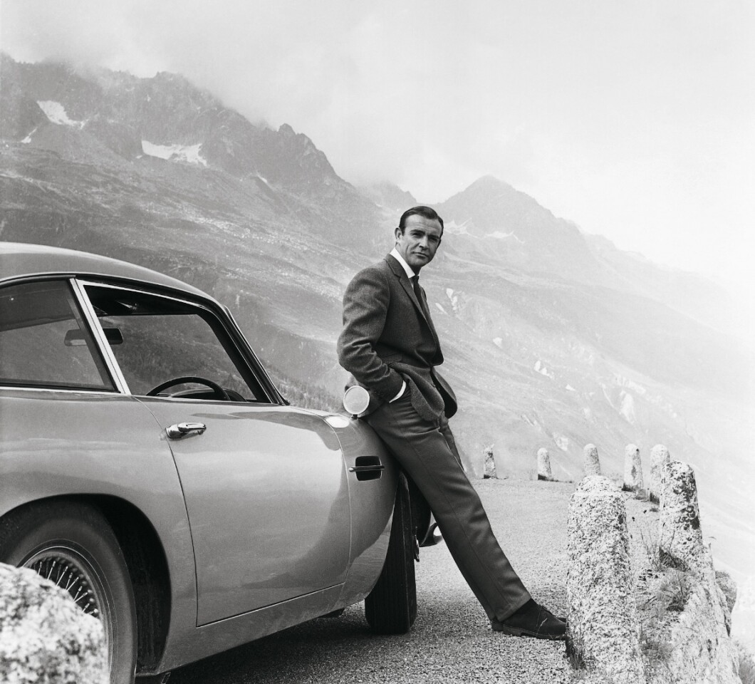 Sean Connery and the famous "Birch Silver" Aston Martin DB5 during the filming of "Goldfinger"