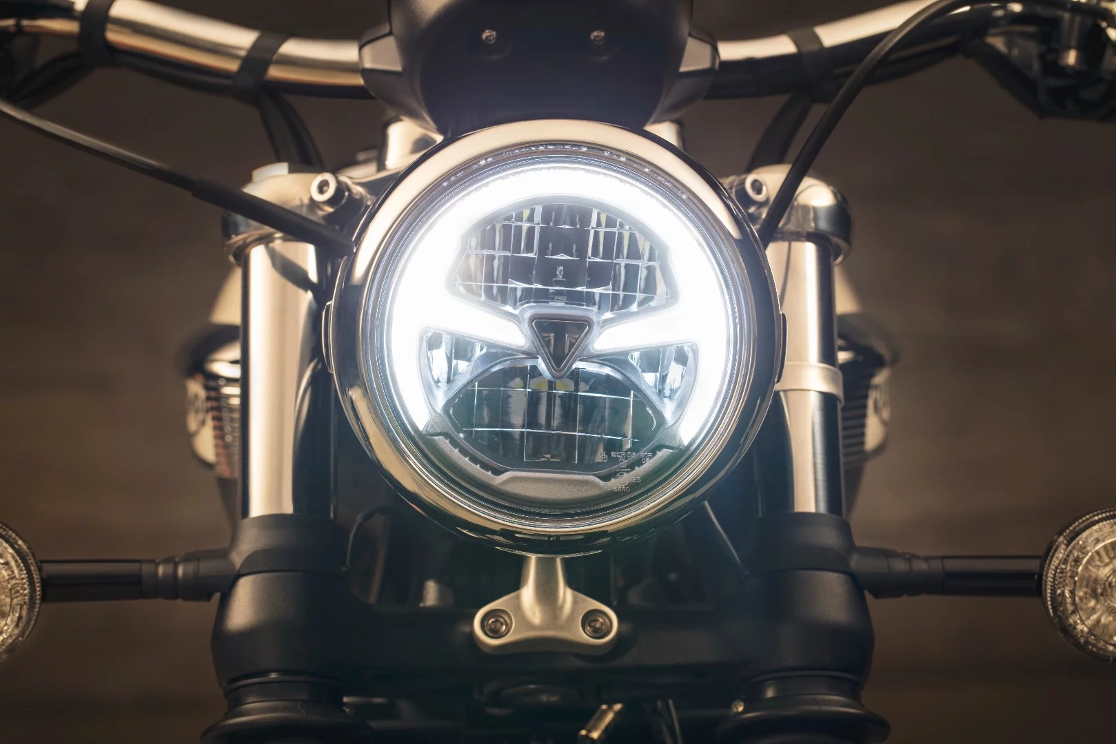 The 2018 Triumph Bonneville Speedmaster's LED headlight incorporates daytime running lights