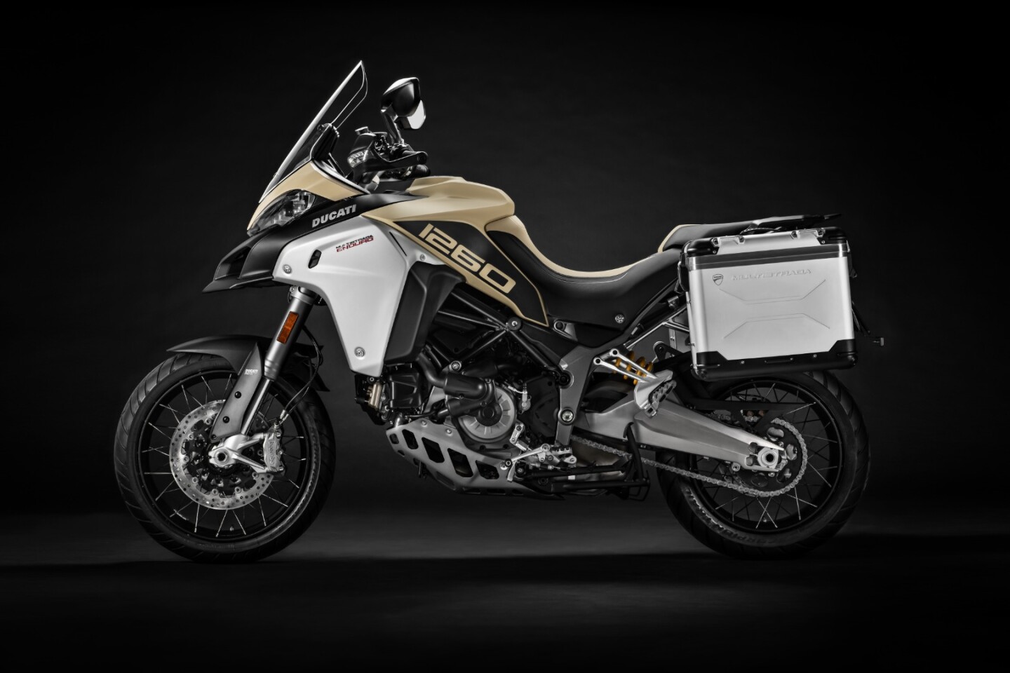 The seat of the 2019 Ducati Multistrada 1260 Enduro can be adjusted in heights from 840 up to 880 mm (33.1-34.6 in)