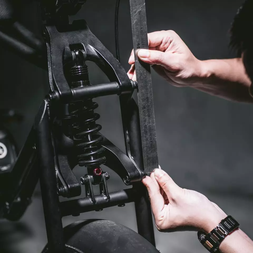 The Buzzraw X series e-bikes come with a BuzzWalker front fork with anti-dive features