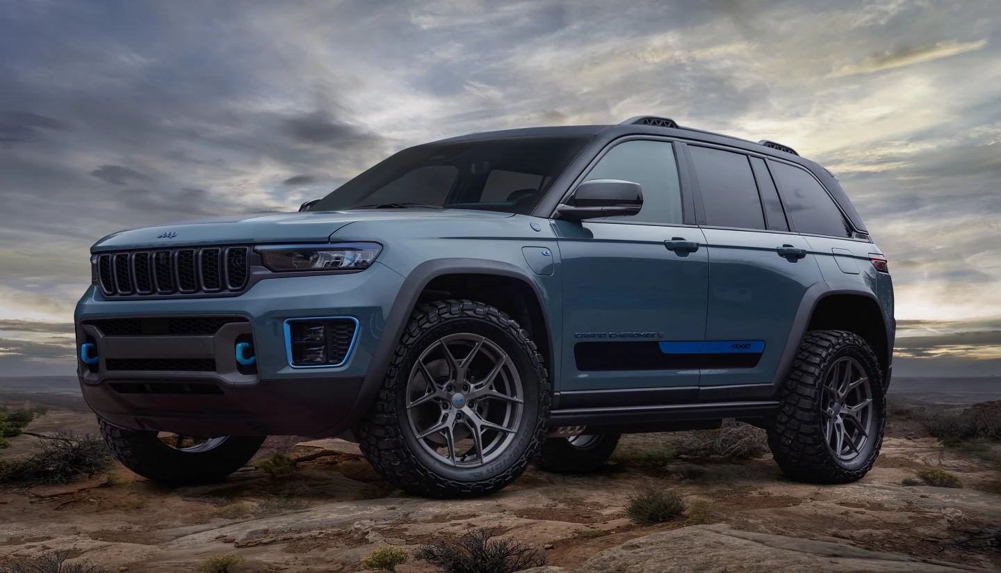 In addition to bringing Trailhawk and 4xe specs together, Jeep's Grand Cherokee Trailhawk PHEV Concept adds on a custom roof rack, hardblack Rhino Liner roof