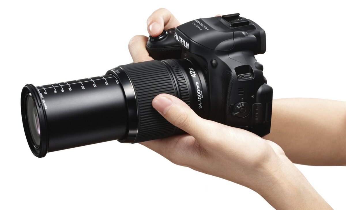 The HS50EXR has been given a new 42 x FUJINON optical (manual) zoom lens with a focal length range of 24-1000mm and aperture range of f/2.8 to f/5.6