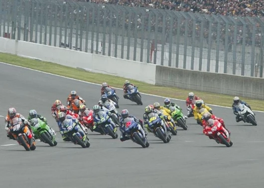 The start of the race saw the sport's two leading lights left languishing in the pack - Hayden (69), Nakano (55), Melandri (33) and Edwards (5) lead Gibernau (15), Rossi (46) and Capirossi (65)