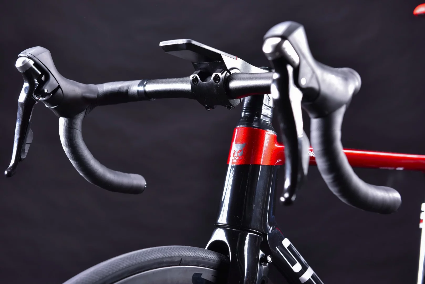 The SpeedX Leopard's Smart Control has a built-in 2.4-inch screen, on which users can switch between displays by pressing a button integrated into the stem cap