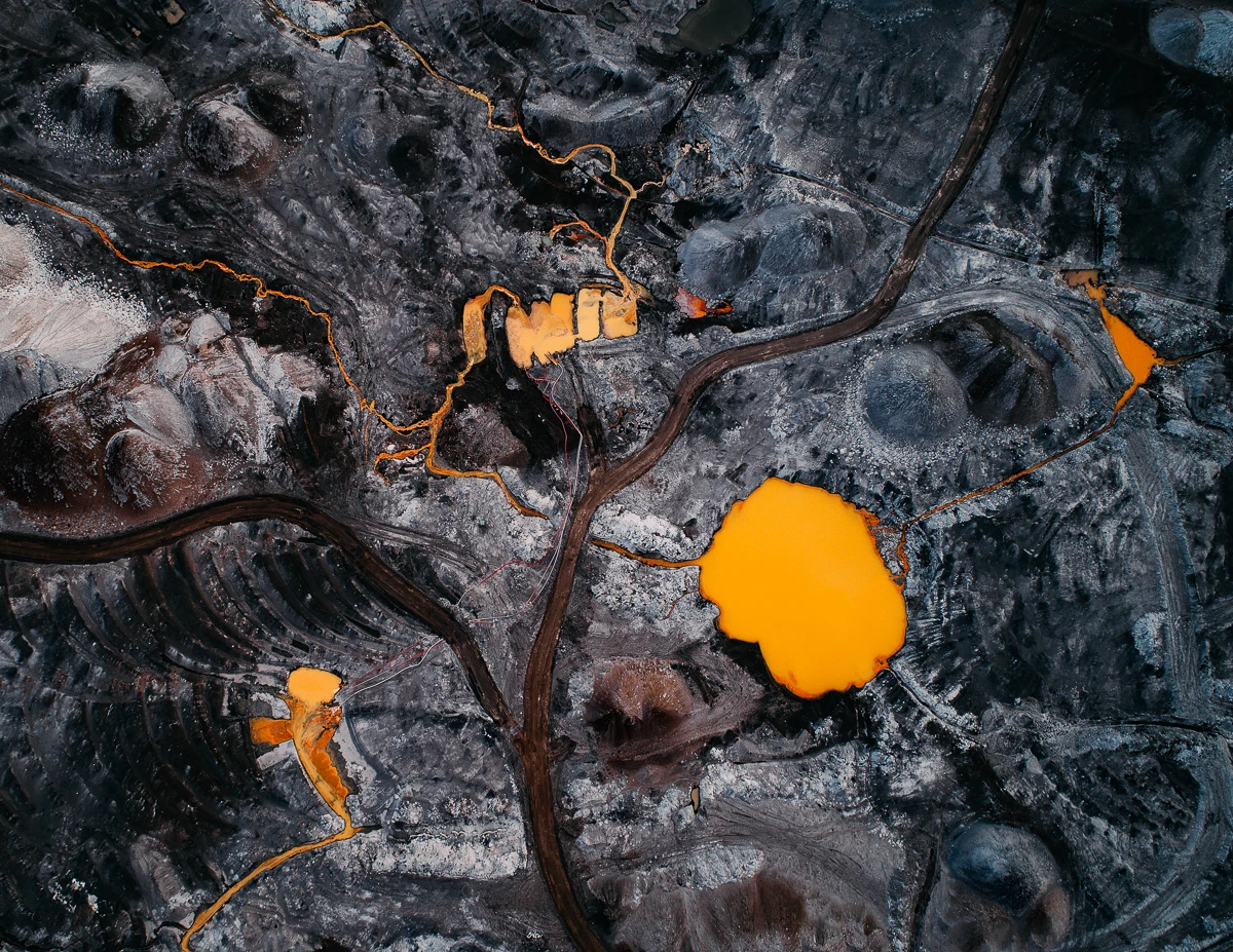 The Toxic Water Series: This series examines the toxic consequences of coal mining. By mining lignite out of the ground, for which the groundwater is lowered, minerals like pyrite or marcasite come into contact with oxygen and water. This results in iron hydroxide and sulfate, which lead to discoloration of the water