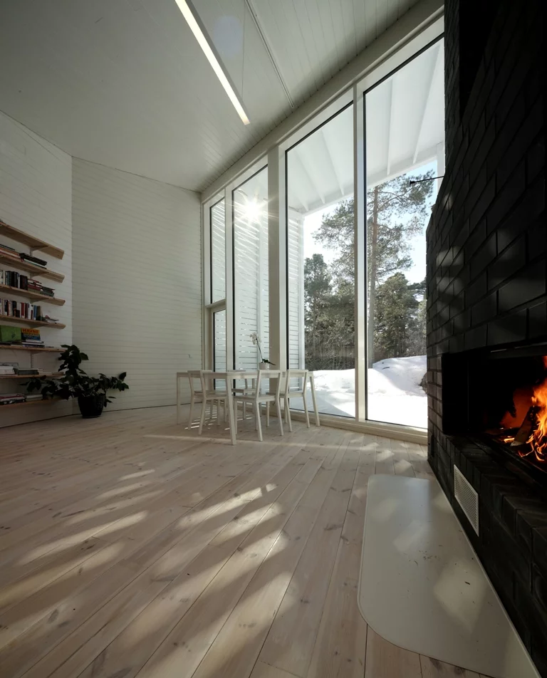 During the winter months the open living space can be heated by the thermal ground heat, coupled with two interior fireplaces