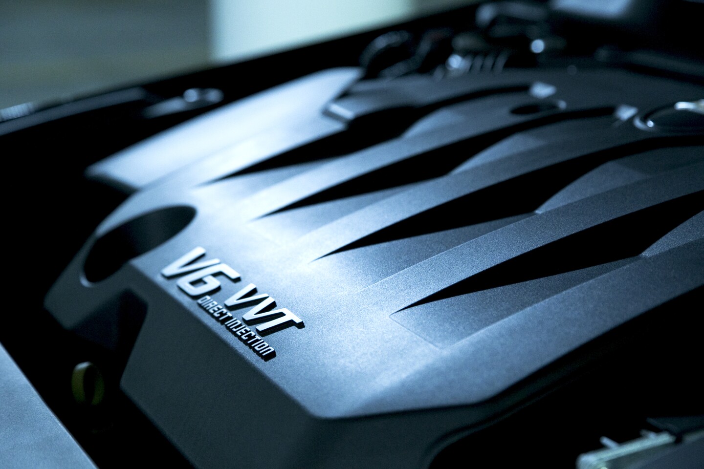 Under the big Camaro-like hood resides a 305 hp, 3.6 liter V6, connected to a 6-speed automatic gearbox (Photo: Angus MacKenzie/Gizmag)